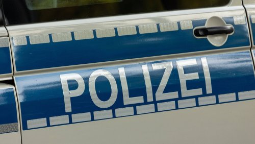 Einsatz bei Gegendemo zu Neonazi-Fest: Fragwürdige Symbole auf Uniform – Polizist muss Foto-Veröffentlichung dulden