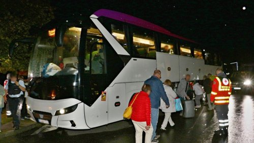 An der A81: Busfahrer lässt 42 Senioren an Autobahnparkplatz stehen