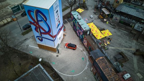   
  Ein Turm mit Paternoster – das etwas andere Parkhaus 