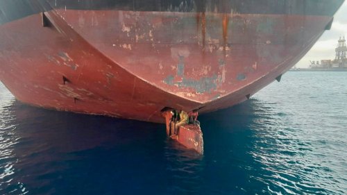 Drei Männer auf Ruder eines Öltankers entdeckt 