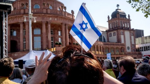 Antisemitismusvorwürfe: Hunderte Menschen demonstrieren gegen Konzert von Roger Waters