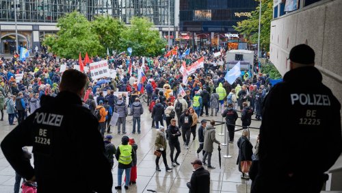 Rechter und linker Protest in Berlin: So kam es zur ersten Querfront im »heißen Herbst«