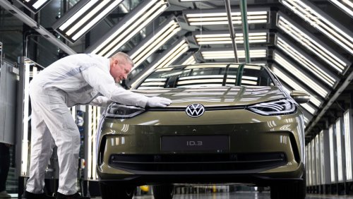 Gläserne Manufaktur: Dresdner VW-Werk produziert vorerst weiter