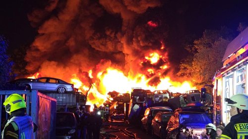 Explosionen und Hunderte Autos in Flammen 