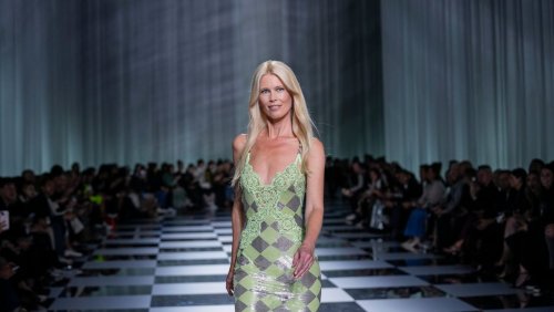 Überraschung bei Mailänder Fashion Week: Claudia Schiffer kehrt für Versace-Show auf den Laufsteg zurück