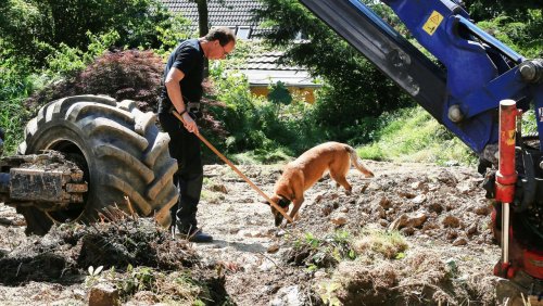 Großeinsatz in Wuppertal: 83-Jähriger hortete Kinderpornografie - Polizei gräbt Garten um
