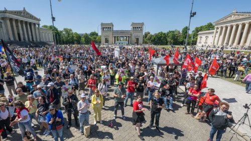 Tausende demonstrieren für ein AfD-Verbotsverfahren 