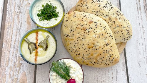 Frisches Fladenbrot mit dreierlei Dips – für 1,75 Euro pro Person 
