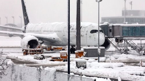 Schnee und Eis in Bayern: Flugbetrieb in München fällt bis Sonntagmorgen aus