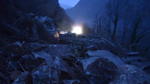 Graubünden in der Schweiz: Hunderte Menschen nach Felssturz von der Außenwelt abgeschnitten