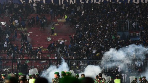 Massenpanik beim Fußball in Indonesien: Mindestens 33 Kinder und Jugendliche unter den Toten
