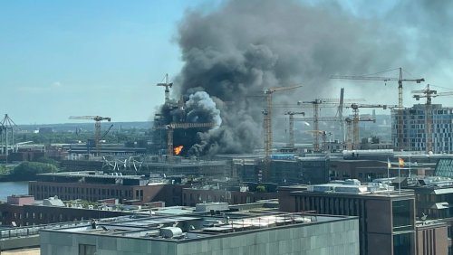 Feuerwehr im Einsatz: Großbrand in der Hamburger HafenCity