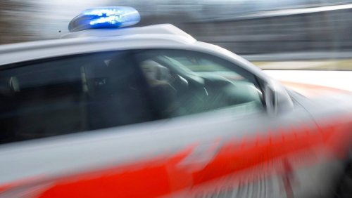 Haan bei Düsseldorf: Kind löst offenbar Handbremse – Mann gerät unter das Auto und stirbt
