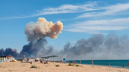 Explosionen auf der Krim: Touristen fliehen vom Strand und auf den Straßen bilden sich kilometerlange Staus