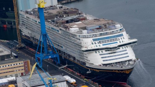 Riesiges Kreuzfahrtschiff »Disney Adventure« verlässt Dock in Wismar 