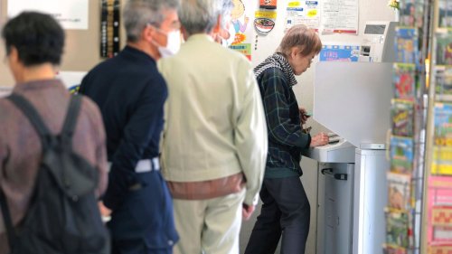 Osaka verbietet älteren Menschen Telefonate an Geldautomaten 