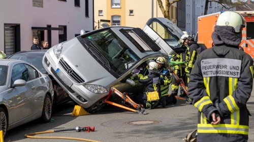 77-Jährige fährt schräg über parkende Autos 