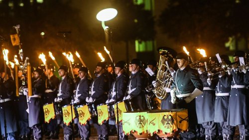 Vor großem Zapfenstreich: Merkel bringt Orchester mit Musikwünschen in Schwierigkeiten