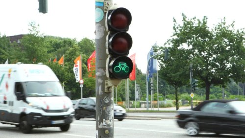 Vorrang für Fahrrad und Fußgänger: Autofahrer müssen an Hamburger Ampel künftig um Grün »betteln«