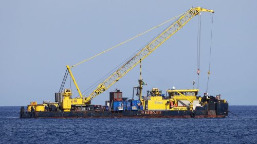 Bergungsteams sichern Segelbaum der gesunkenen Luxusjacht »Bayesian« 
