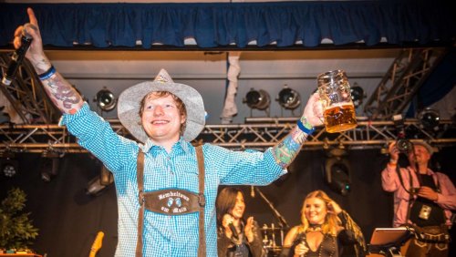 Nach Auftritt beim Oktoberfest in Frankfurt am Main: Karnevalisten blättern fast 2000 Euro für Ed Sheerans Maßkrug hin