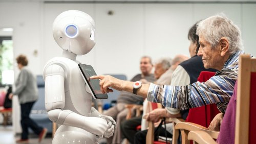 Menschenähnliche Androiden: Wie Sie vom Roboter-Boom in der Pflege profitieren