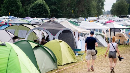 Vom Bagger abgeräumt: Festivalmitarbeiter mit seinem Zelt versehentlich im Müll entsorgt