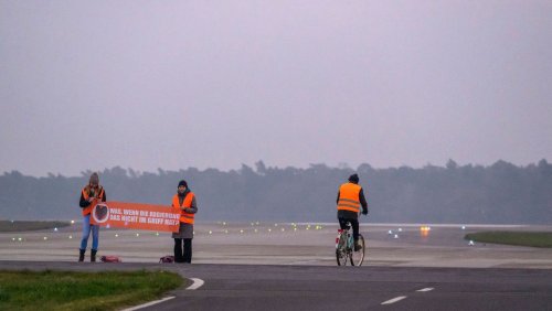 Protestaktionen an Flughäfen: Lufthansa und Flughafen BER prüfen Schadensersatzforderung gegen Klimaaktivisten
