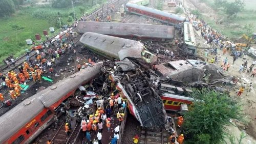 Verheerendes Unglück in Indien: Kollision von Zügen – rund 300 Tote und mehr als 850 Verletzte