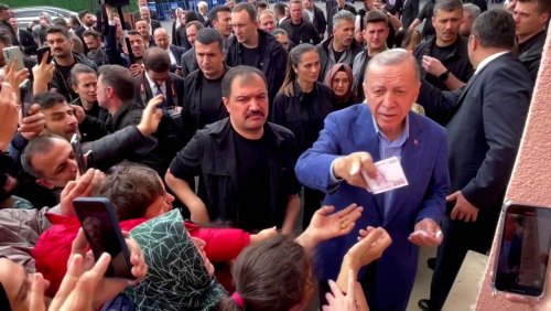 Stichwahl in der Türkei: Erdoğan verteilt Geldscheine vor dem Wahllokal