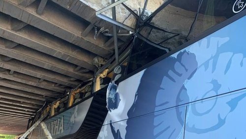 Unfall in Augsburg: Doppeldeckerbus bleibt unter Brücke stecken – Dach meterweit aufgerissen
