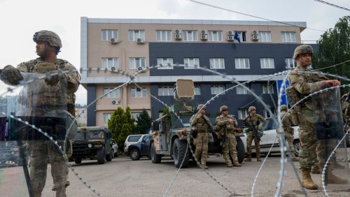 Ausschreitungen im Kosovo: Kfor-Schutztruppe löst serbische Proteste auf – mehrere Soldaten verletzt