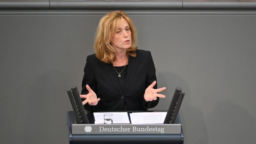Ministerin Prien will Lohnersatz für pflegende Angehörige einführen 