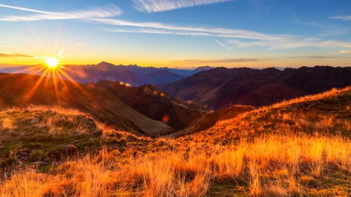 Bergwandern im Herbst: Goldenes Licht über Nebelschwaden
