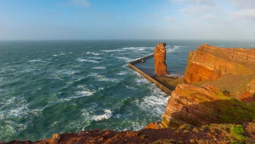 Windstärke sieben und vier Meter hohe Wellen: Manövrierunfähiger Frachter löst Notfalleinsatz vor Helgoland aus