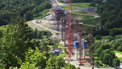 Drei Arbeiter sterben bei Gondelabsturz an Hochbrücke 