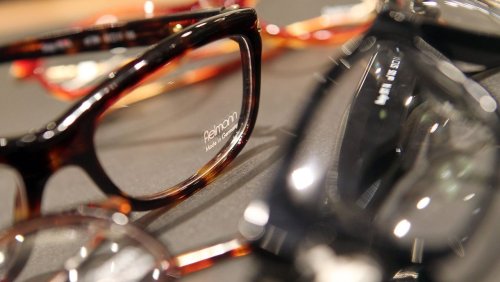 »Was für eine Verschwendung«: Brille nicht getragen? Engländer bestellt aus Versehen 60 Lesebrillen