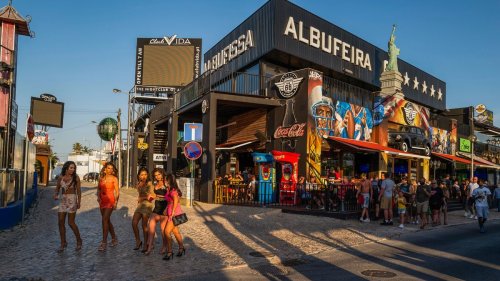 Albufeira plant Geldstrafen für Badekleidung an öffentlichen Plätzen 