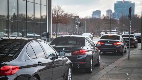Dienstwagen des Bundeskabinetts: Mehrzahl der Ministerinnen und Minister fährt Autos mit Verbrennungsmotor
