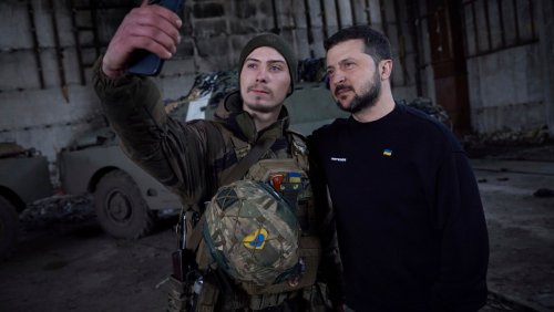 Russlands Angriffskrieg: Ukraine meldet Tote nach Luftangriffen, Selenskyj besucht »Helden-Stadt« Charkiw