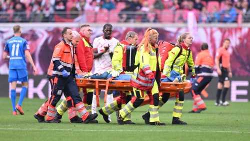 Kurzzeitig bewusstlos – RB-Keeper Gulácsi muss nach Zusammenprall ins Krankenhaus 