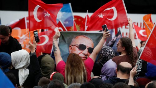 Glückwünsche zu Erdoğans Wahlsieg: Die ersten Gratulanten: Orbán, Katars Emir und die Taliban