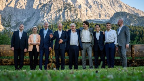 Sieben Jahre nach Merkel-Obama-Foto: G7-Teilnehmer posieren vor berühmter Holzbank