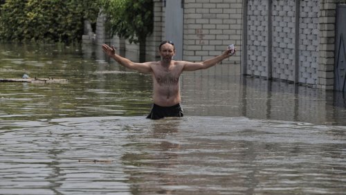 Dammbruch in der Ukraine: Das Wasser bis zur Hüfte