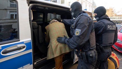 Razzia gegen Reichsbürgerszene: Wohnungen von Polizisten und einem Soldaten durchsucht