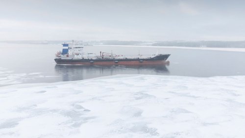 Riskante Fahrt: Russland schickt Öltanker ohne Schutz gegen Eis in arktische Gewässer