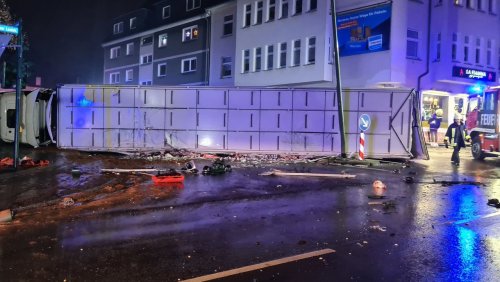Schwerer Unfall in Essen: Lkw kollidiert mit Autos und Bus – fünf Verletzte