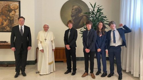 Mit vier Kindern und schlecht sitzendem Anzug: Elon Musk twittert von seinem Treffen mit dem Papst