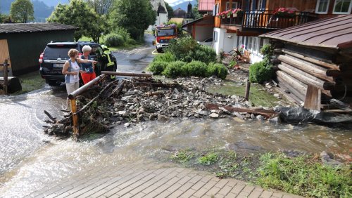 Unwetter in Deutschland: Erdrutsche, Hagel- und Blitzschäden in Südbayern – 500 Notrufe in Duisburg