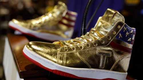 Trumps neuer Sneaker »Never Surrender«: Ein Schuh im Selbstbräuner-Gold